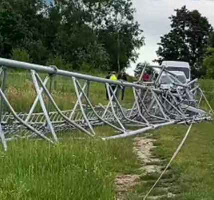 runął maszt