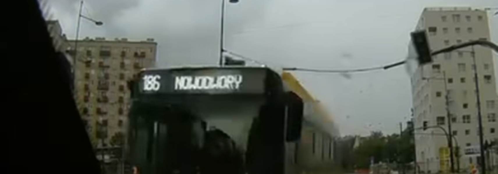 autobus staranował