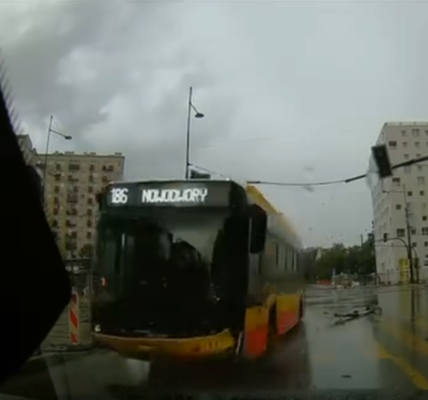 autobus staranował
