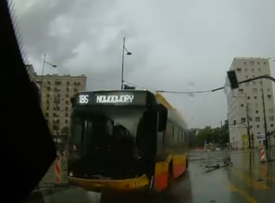 autobus staranował