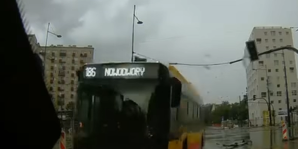 autobus staranował