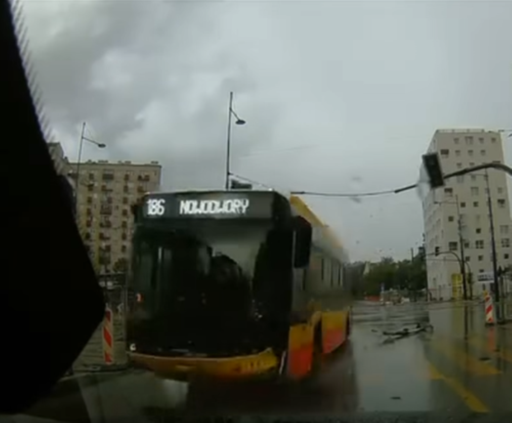 autobus staranował