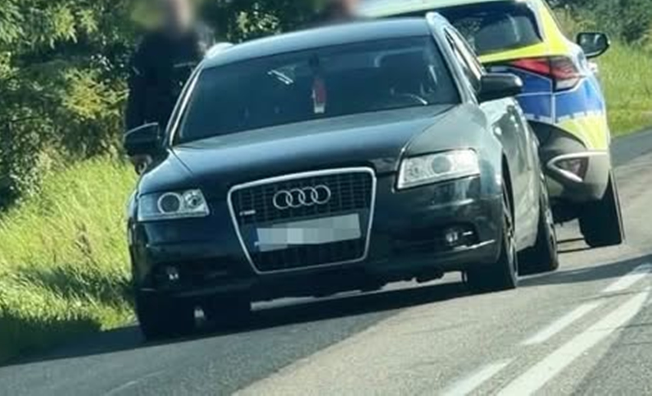 wyskoczyła z auta