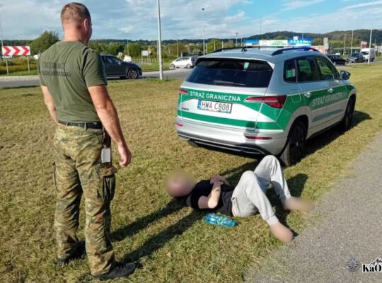 biegł boso