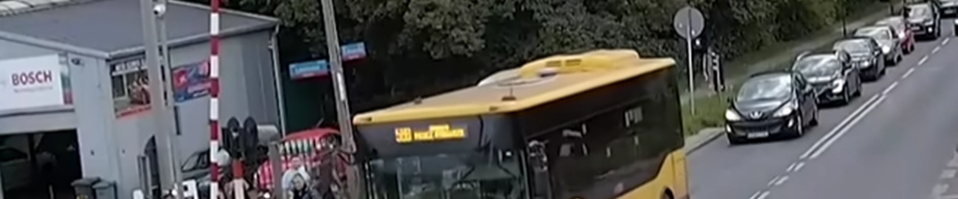 pasażerowie przejeździe kolejowym