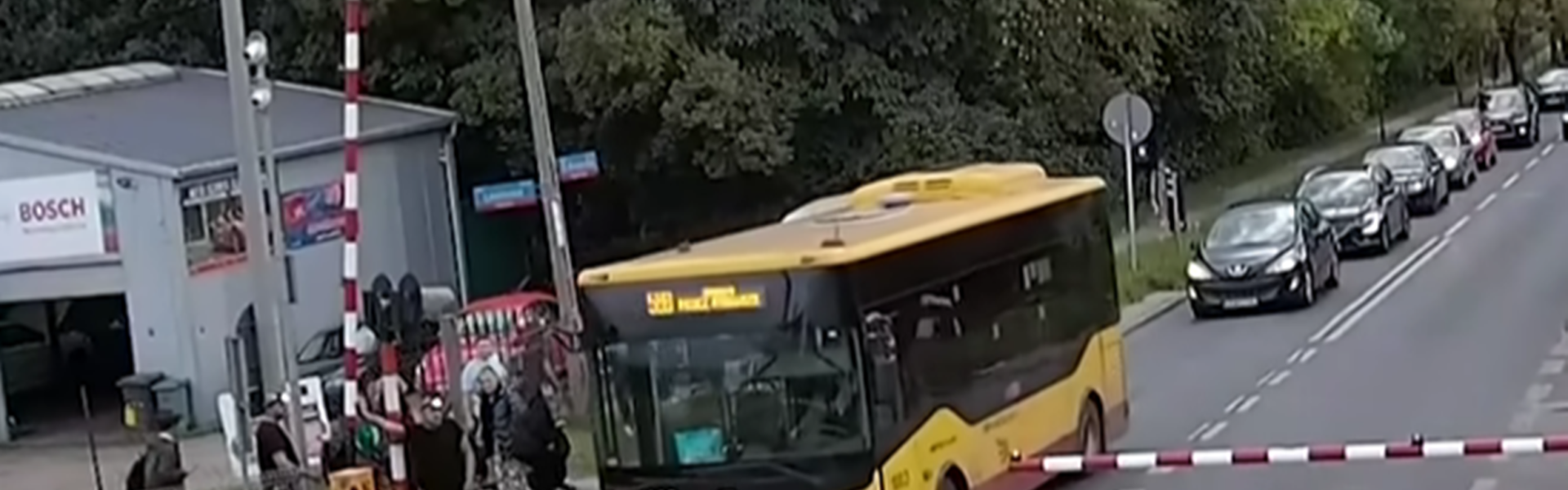 pasażerowie przejeździe kolejowym
