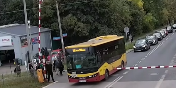 pasażerowie przejeździe kolejowym
