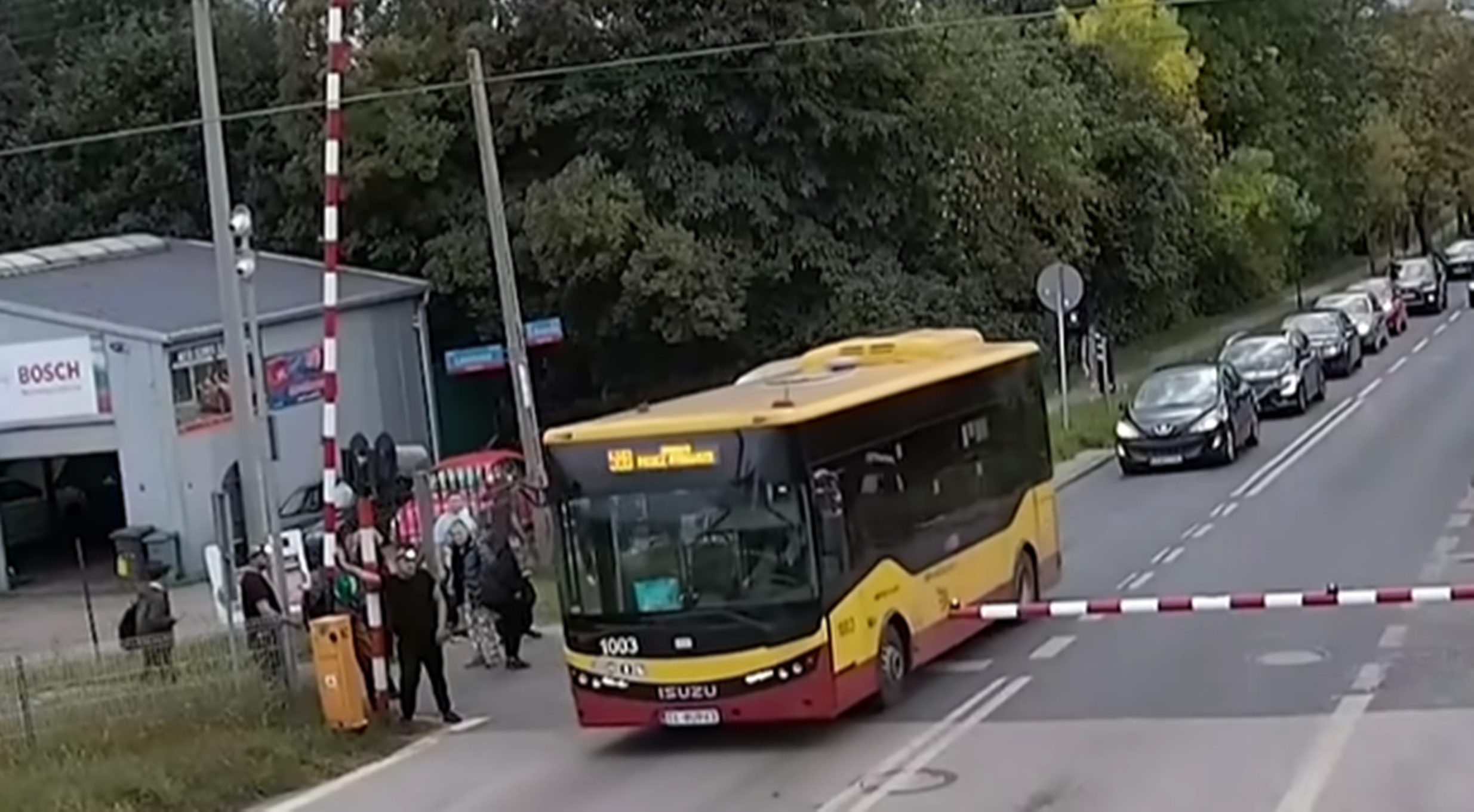 pasażerowie przejeździe kolejowym